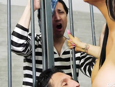 Грудастая брюнетка ебётся с охранником на глазах у заключённого