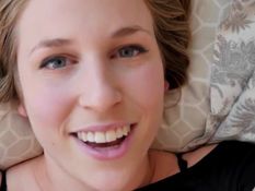 Блондинка мастурбирует в душе, а потом сосёт член своему приятелю