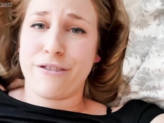 Блондинка мастурбирует в душе, а потом сосёт член своему приятелю