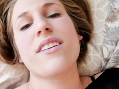 Блондинка мастурбирует в душе, а потом сосёт член своему приятелю