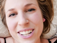 Блондинка мастурбирует в душе, а потом сосёт член своему приятелю