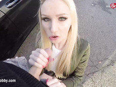 Подвёз немецкую блондинку на машине и отодрал раком на стоянке