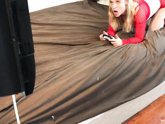 Он поставил раком блондинку любительницу видео игр и вставил член