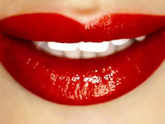 Знойная зрелая брюнетка занимается сексом с молодым бойфрендом