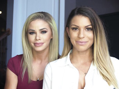 Великолепная блондинка трахает своего бойфренда вместе с подружкой