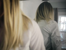 Великолепная блондинка трахает своего бойфренда вместе с подружкой