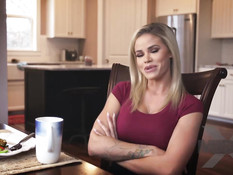 Великолепная блондинка трахает своего бойфренда вместе с подружкой