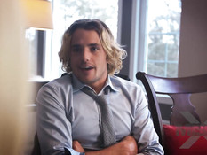 Великолепная блондинка трахает своего бойфренда вместе с подружкой