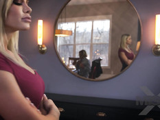 Великолепная блондинка трахает своего бойфренда вместе с подружкой