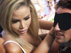 Великолепная блондинка трахает своего бойфренда вместе с подружкой