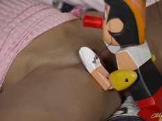 Две девчонки отсосали член спящему парню и занялись сексом втроём