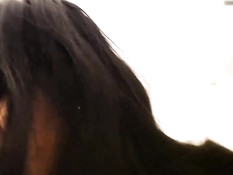 Сексуальная брюнетка в туфлях на высоком каблуке снимает трусики