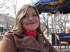 Французская блондинка в чёрных чулках сосёт член и ебётся в парке