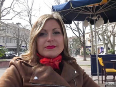 Французская блондинка в чёрных чулках сосёт член и ебётся в парке