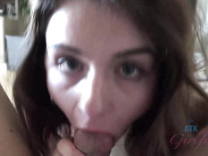 Юная шатенка выкурила сигарету и отсосала член своему бойфренду