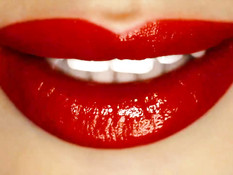 Худая мулатка с маленькими сиськами трахается с белым мужчиной