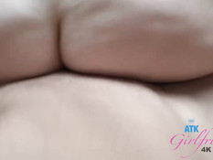 Юная блондиночка натёрла пенис приятеля маслом и подрочила ногами