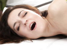 Зашёл к худой девчонке с маленькой грудью и отодрал во все отверстия