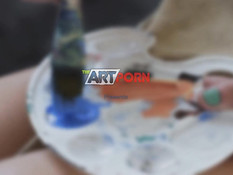 Юная художница с маленькой грудью дала отыметь себя в киску и анус