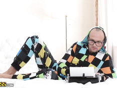 Девчонка с длинными волосами пристаёт к приятелю и требует секса