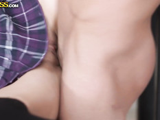 Девчонка в короткой юбочке после отсоса оттрахана во все дырочки