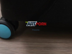 Возбуждённая рыжая девчонка трахается со своим лысым бойфрендом