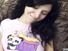 Парень оттрахал русскую подругу на диване и кончил в бритую киску