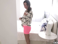 Задорная русская девчонка дрочит член и трахается с парнем на кровати