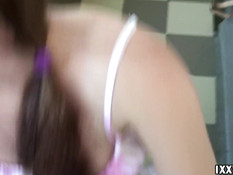 Голубоглазая русская девчонка сделала минет на лестничной площадке