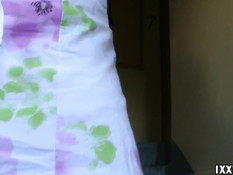 Голубоглазая русская девчонка сделала минет на лестничной площадке