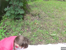 Парень отодрал в лесу русскую девку с косой и кончил в бритую пизду