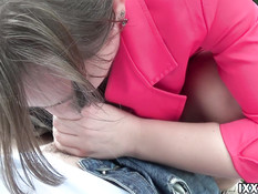 Парень отодрал в лесу русскую девку с косой и кончил в бритую пизду