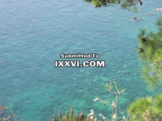 Она дрочит член и делает минет своему бойфренду во время отпуска