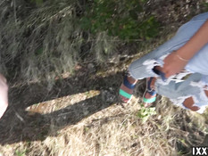 Она дрочит член и делает минет своему бойфренду во время отпуска