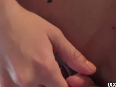 Девчонка с маленькой грудью получает сперму в свою выбритую пизду