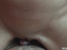 Сняла с себя розовую маечку и белые трусики и отсосала у парня член