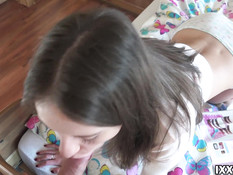 Подрочил подсматривая за русской девушкой и отодрал её в бритую писю