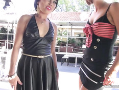 Две девушки ласкали друг дружку в уличном кафе и ебались с парнями