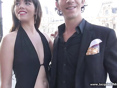 Бесстыжая шатенка раздевается и трахается в лесу с двумя парнями