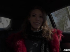 Длинноногая француженка ебётся в киску и анал в автомобиле и в лесу