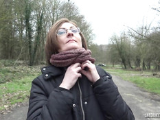 Худая французская шатенка в очках ебётся на кровати с двумя парнями