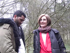 Худая французская шатенка в очках ебётся на кровати с двумя парнями