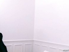 Две горячие французские девушки занимаются сексом с тремя парнями