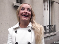 Красивая молодая блондинка в чулках оттрахана во влагалище и анус