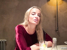 Красивая молодая блондинка в чулках оттрахана во влагалище и анус