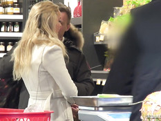 Красивая молодая блондинка в чулках оттрахана во влагалище и анус