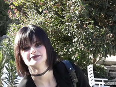 Девушка с короткой стрижкой ебётся с двумя мужчинами на кровати