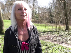 Зрелая блондинка в чёрных чулках отпердолена в анал на кровати