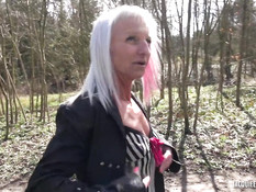 Зрелая блондинка в чёрных чулках отпердолена в анал на кровати