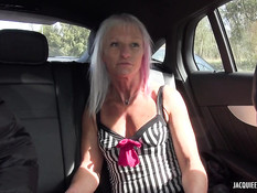 Зрелая блондинка в чёрных чулках отпердолена в анал на кровати